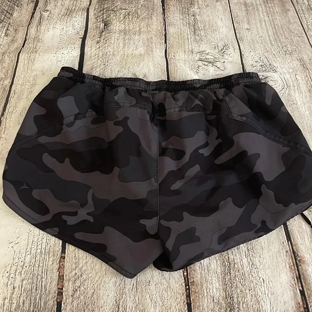Women’s Old Navy camouflage lined shorts Small - Picture 2 of 4